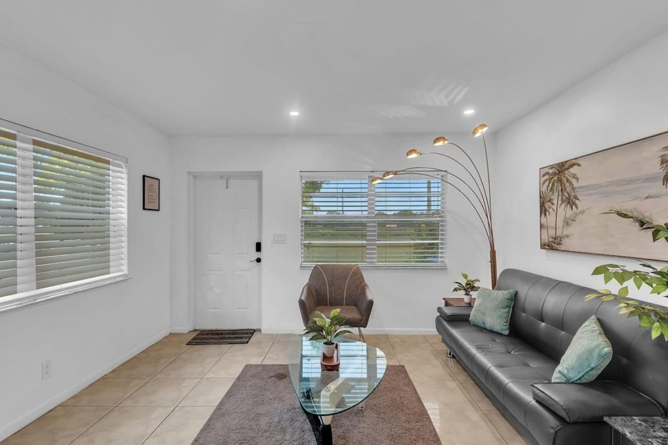 2 Bedroom House Minutes From Beach And Casino Db1 دانيا بيتش المظهر الخارجي الصورة