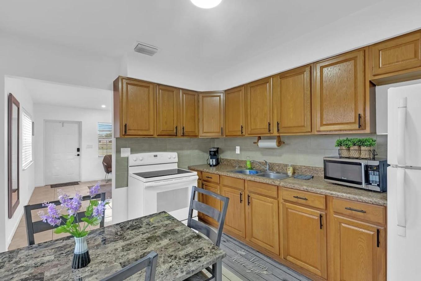 2 Bedroom House Minutes From Beach And Casino Db1 دانيا بيتش المظهر الخارجي الصورة